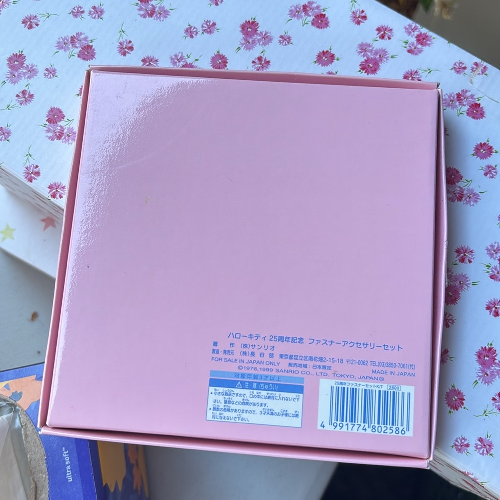 Hello Kitty 25th Anniversary Fastener Accessories Set - Picture 4 of 4